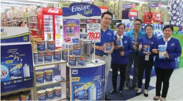  ??  ?? Lai (second right) with DKSH Malaysia Sdn Bhd assistant manager Kelven Leong (left) and promoters show the 850g Ensure Gold.