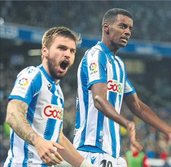  ?? FOTO: LUIS MARI UNCITI ?? Cristian Portu y Alexander Isak celebran con elocuencia uno de los goles que la Real marcó al Mallorca en Anoeta en el ecuador del campeonato