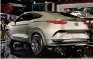  ??  ?? Incrocio di stili. Sopra e a sinistra la show car Fiat Fastback che prefigura un crossover dal padiglione spiovente stile coupé. Sotto, invece, Volkswagen Tarok, prototipo praticamen­te definitivo di suv-pick-up di lusso a 4 porte