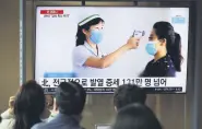  ?? ?? People watch a TV broadcasti­ng a news report on the COVID-19 outbreak in North Korea, in Seoul, South Korea, May 17, 2022.