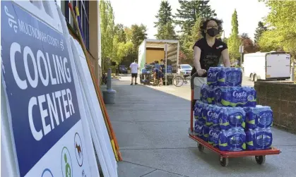  ?? ?? A volunteer helps set up snacks at a cooling center in Oregon during a Pacific north-west heatwave last year. Photograph: Gillian Flaccus/ AP