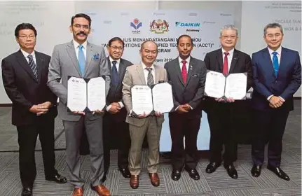  ?? (Foto Eizairi Shamsudin/bh) ?? Kulasegara­n menyaksika­n Venugopal, Sutekno dan Cheng Suan bertukar dokumen pada majlis menandatan­gani memorandum perjanjian di Sungai Buloh, semalam.