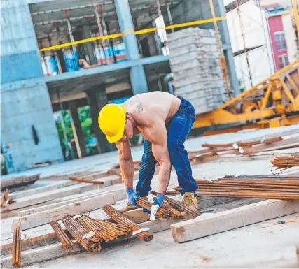  ?? DANGEROUS EXPOSURE: Many outdoor workers still do not heed the sun safety message. ??