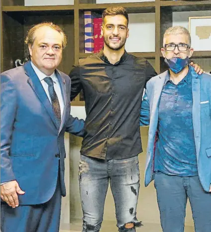  ?? FOTO: RS ?? Jokin Aperribay y Roberto Olabe posan junto a Mikel Merino tras la ampliación de contrato del navarro