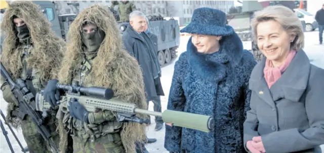  ??  ?? Njemačka ministrica obrane Ursula von der Leyen obišla je snage NATO-a u Litvi koje se više od terorista boje Putinove Rusije