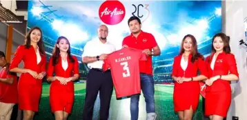  ??  ?? Roberto (third left) receives a jersey from Benyamin (third right) during the announceme­nt of Roberto as a new global brand ambassador yesterday.