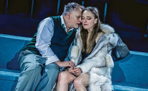  ?? Foto: Marc Lontzek ?? Markus Hottgenrot­h als George und Anne Simmering als Martha glänzen am Theater Ulm in den Hauptrolle­n von „Wer hat Angst vor Virginia Woolf“.