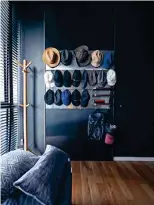  ?? ?? The guest room not only boasts black aluminium blinds, but also a metal peg board that allows berets, caps and bags to be displayed.
