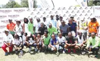  ?? ?? WINNERS’ . . . Triumphant participan­ts in the NetOne-Albun Honde Valley Marathon pose for a group photo with representa­tives of some of the event sponsors. — Picture: Tinai Nyadzayo