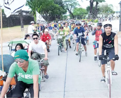  ?? SUNSTAR FILE ?? BKERS. Bikers may no longer to risk accident while sharing roads with four-wheeled vehicles, with the proposal to include bike lanes in the Bus Rapid Transit project for Cebu City.