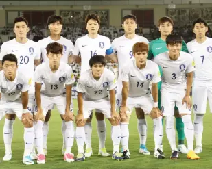  ??  ?? South Korea's players pose for a photo before their match against Qatar. (Reuters)