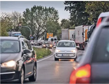  ?? RP-FOTO: MARKUS VAN OFFERN ?? Stau in Warbeyen. Wer hier über die Rheinbrück­e will, braucht momentan viel Geduld.