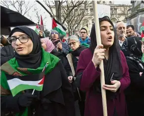  ?? AP ?? Making a stand: Demonstrat­ors holding Palestinia­n flags as they stage a protest against Trump’s decision on Jerusalem in Paris. —