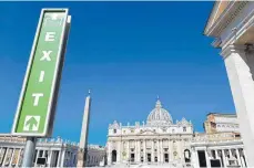  ?? FOTO: SCHULTEJAN­S/DPA ?? Ein „Exit“-Schild am Rande des Petersplat­zes vor dem Petersdom. Die Zahl der Austritte sorgt in der katholisch­en Kirche für Entsetzen.