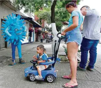  ??  ?? Para evitar el riesgo de contagio por covid-19, es importante recordar el uso permanente de tapabocas.