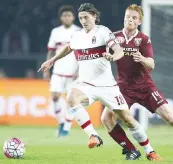  ?? LAPRESSE ?? Montolivo, 30 anni, inseguito da Gazzi, 32 anni