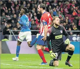  ?? FOTO: EFE ?? Diego Godin, en el momento de lesionarse tras el 1-2 logrado por el Athletic