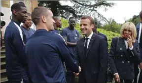  ??  ?? Emmanuel et Brigitte Macron ont rencontré Antoine Griezmann, notamment.