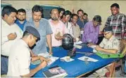  ?? BIJAY / HT PHOTO ?? The Dhanbad police was able to realise a fine of `1.09 lakh from the traffic violators they challaned.