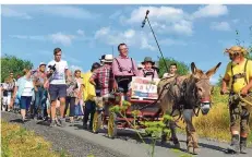  ?? FOTO: ANDREAS ENGEL ?? Während der „Alm-Ebi“seinen letzten Almabstieg mit dem Wünschewag­en absolviert­e, steuerte der Neunkirche­r Landrat Sören Meng (SPD) zusammen mit Sohn Lauritz die Kutsche talwärts.