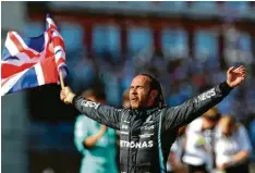  ?? Foto: Bradley Collyer, dpa ?? Der Ende eines aufregende­n Arbeitstag­es: Lewis Hamilton lässt sich von den briti‰ schen Fans in Silverston­e feiern.