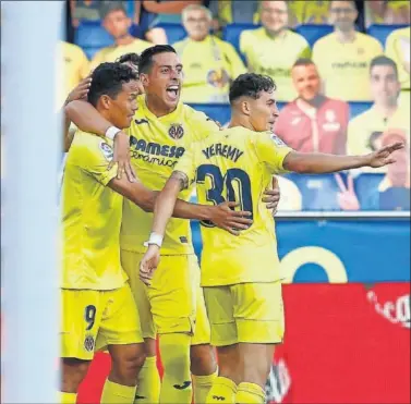  ??  ?? Bacca, Funes Mori y Yeremy Pino celebran un gol logrado ante el Sevilla, el pasado sábado.