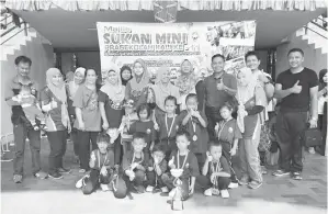 ??  ?? MAIMOON (lima kanan) dan Samih (empat kanan) meraikan kejayaan atlet Pra Sekolah SK Lubok Temiang muncul juara Sukan Pra Sekolah Labuan 2017.