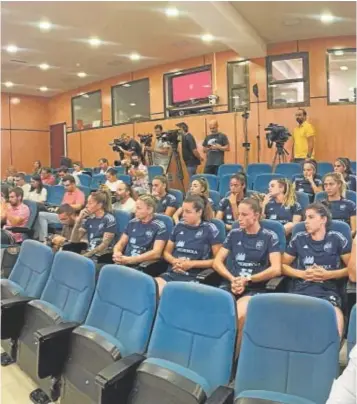  ?? // ÁNGEL DE ANTONIO ?? Las capitanas, con la selección, en la rueda de prensa cuando estalló el motín de Las Rozas