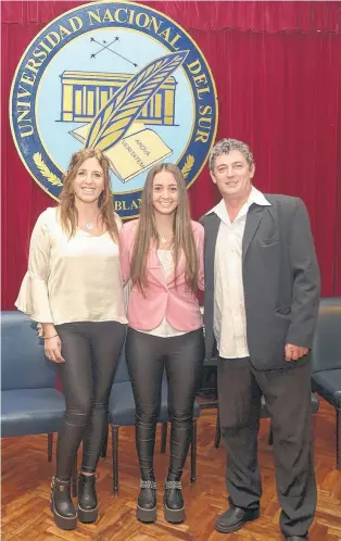  ??  ?? Con su padres Mariela y “Beto”, Antonella posó para las fotos de la graduación.