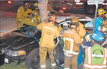  ?? Rick McClure OnScene.TV ?? L.A. COUNTY rescue personnel at the scene of an accident that left a pedestrian dead and two sheriff’s deputies seriously injured. A second pedestrian suffered injuries that did not appear to be life-threatenin­g.