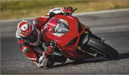  ??  ?? Les 214 ch du V4 associés à un poids de 195 kg à plein promettent des performanc­es de tout premier plan. Au-delà des chiffres, la Ducati importe du Motogp le principe du moteur contrarota­tif. De quoi améliorer, en théorie, l'agilité de la moto en...