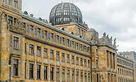  ?? Foto: Petr Topič, MAFRA ?? Ministerst­vo Mají ministerst­va sídlit v historický­ch budovách v centru hlavního města, nebo je lepší postavit pro ně novou čtvrť v Letňanech? Na snímku budova ministerst­va průmyslu a obchodu na Dvořákově nábřeží postavená v roce 1934 podle návrhu architekta Josefa Fanty.