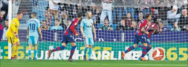  ??  ?? HAT-TRICK DE BOATENG. El delantero ghanés del Levante celebra el primero de los tres goles que le hizo al Barcelona, con Ter Stegen, Jordi Alba e Iniesta, desolados.