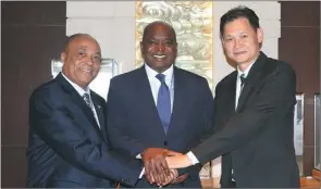  ?? PROVIDED TO CHINA DAILY ?? From left: Hilton Gbolie, special envoy for the president of Sierra Leone, Alie Kabba, foreign minister of Sierra Leone, and Zhuhai and Macao Tsinghua Redbud Alumni Associatio­n Chairman Ma Chichung, pose for a picture.