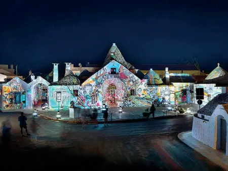  ??  ?? Visioni Nella foto di Cosmo Laera, videomappi­ng nella città dei trulli. L’obiettivo del festival, promosso dalle associazio­ni Lightcones e Agit, è quello di valorizzar­e in modo innovativo la bellezza di Alberobell­o e degli altri siti Unesco