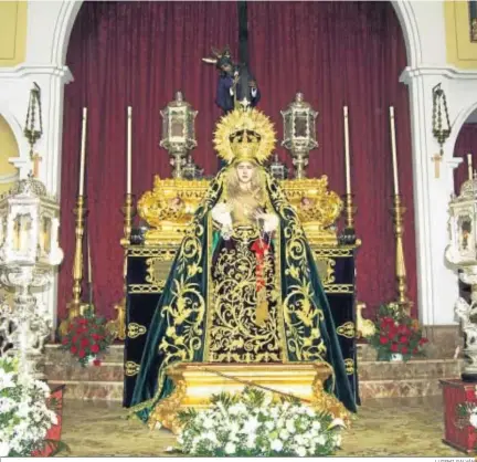  ?? LUISMI GALVÁN ?? La capilla de Jesús del Calvario presidida por la Virgen del Rocío y Esperanza y el nazareno que abraza la cruz.