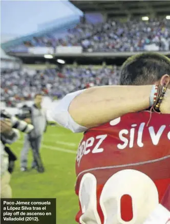  ??  ?? Paco Jémez consuela a López Silva tras el play off de ascenso en Valladolid (2012).