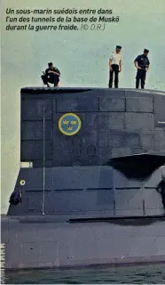  ??  ?? Un sous-marin suédois entre dans l’un des tunnels de la base de Muskö durant la guerre froide. (© D.R.)