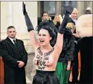  ??  ?? Plötzlich nackt: Aktivistin am Opernball.
