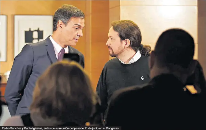  ??  ?? Pedro Sánchez y Pablo Iglesias, antes de su reunión del pasado 11 de junio en el Congreso.