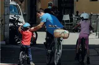  ?? (foto Ansa) ?? Al verde Runner e famiglie sono potuti tornare ai parchi, sorvegliat­i dagli assistenti civici. Nessuna trasgressi­one o sovraffoll­amento. Campo Marte il parco più pieno