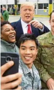  ?? Foto: Saul Loeb, afp ?? Soldaten beim Selfie-Spaß mit US-Präsident Donald Trump.