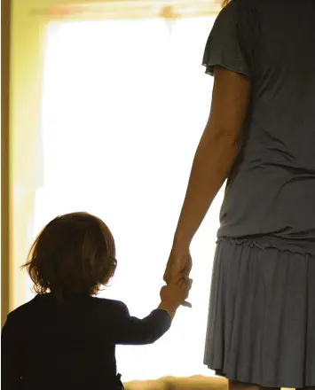  ?? Symbolfoto: Imago ?? Seit über einem halben Jahr sucht eine junge, alleinerzi­ehende Mutter in Augsburg nach einer Wohnung – bislang umsonst. „Oft fühle ich mich ungerecht behandelt“, sagt sie.