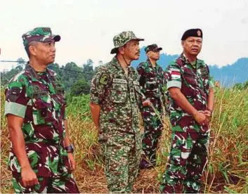  ??  ?? MOHD Bustaman (dua dari kiri) dan Sasmita (kanan) meninjau lokasi latihan di Kuching.