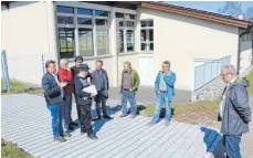  ?? FOTO: LARISSA SCHÜTZ ?? Stein des Anstoßes: Das Pflaster der Feuerwehrz­ufahrt zur Kellenbach­halle.