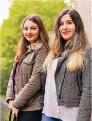  ??  ?? Mit den Fächern Kunstgesch­ichte und Germanisti­k haben Seda Karakurum (20) und Zeynep Gündüz (21) eine besondere Studienkom­bination gewählt. Beide freuen sich auf ihr Studium und die Vorlesunge­n zur Kunstgesch­ichte.