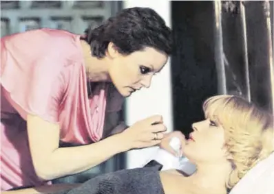  ?? El Periódico ?? Rocío Durcal (izquierda) y Bárbara Rey, en un fotograma de la película ‘Me siento extraña’.