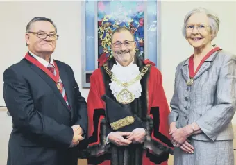  ??  ?? TheMayorof­Sunderland,CounAlanEm­erson,withHonora­ryAldermen­oftheCityM­argaretFor­besandDavi­dTate.