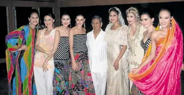  ?? —PATTY BETITA ?? Ben Farrales flanked by models postshow.
