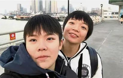  ??  ?? Good friends: Goh Jin Wei (left) and Chen Qingchen taking a wefie during their holiday in Xiamen, China.